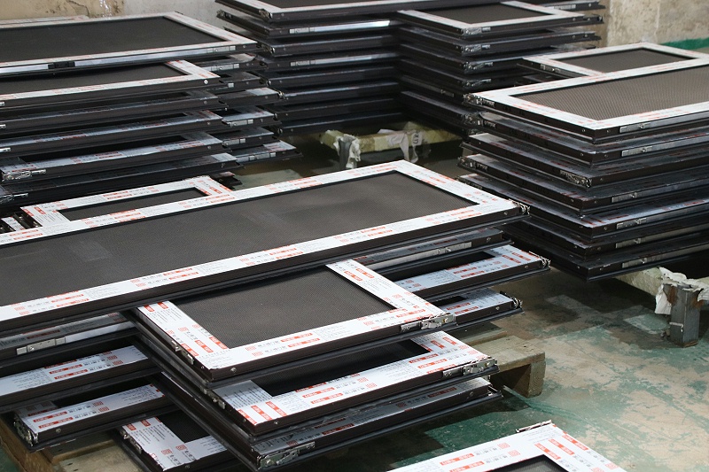 高樓層到底裝平開窗好還是裝推拉窗好？樓上樓高端門窗的解說讓人恍然大悟！